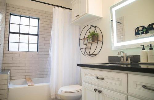 Cozy Bohemian Bungalow - Photo 9