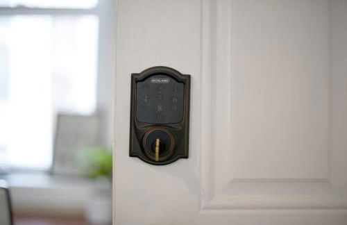 HostWise Stays - Block to AGH - King Bed, Free Off Street Parking - Foto 30