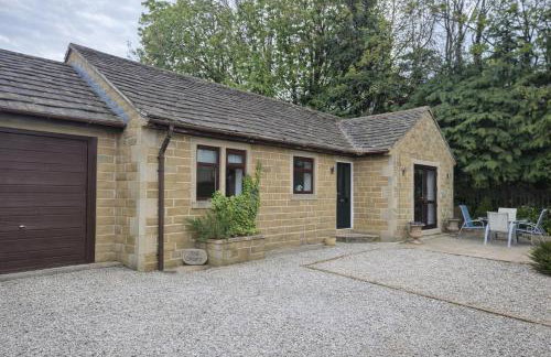 Large 2-Bedroom Bungalow near Airedale Hospital, Keighley, Convenient Location with Parking - Photo 5