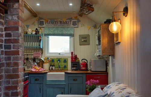 The Laundry Room Romantic cabin, hot tub & views - Photo 9