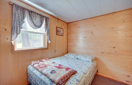 Stone Lake Cabin with Private Deck and Fire Pit! - Foto 9