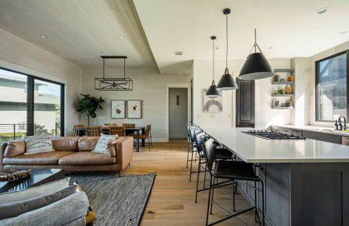 Luxe 3BR Lake Escape - BBQ Firepit & Pickleball - Foto 2