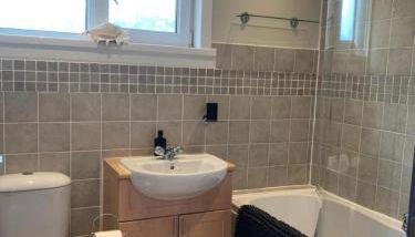 3 Bed House - Sleeps 5 - Pets - Parking - Wifi - Foto 4