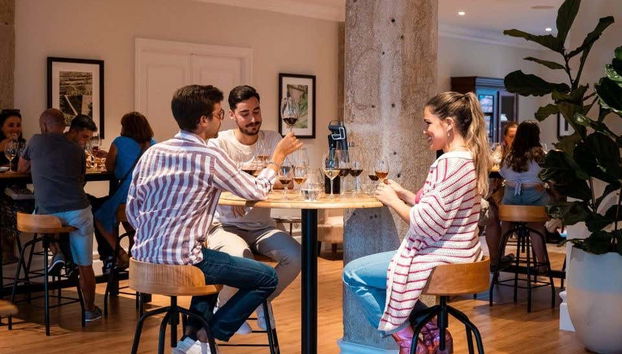 Durante a degustação de vinhos em The Wine School