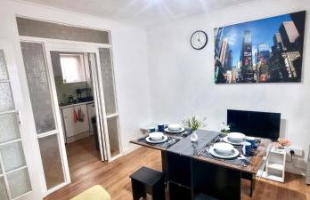 Friendly family apartment comfort sleep 6 close to tube bus airport - Foto 58