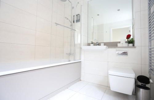 Spacious 3-Story Retreat with Rooftop Terrace and Modern Amenities - Foto 69