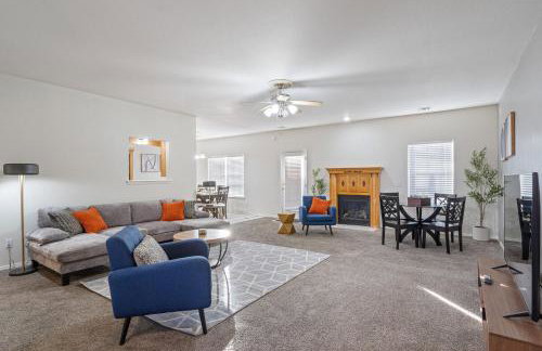 Spacious 6 bed Bentonville House, Sleeps 12, Smart TVs, Wi-Fi - Foto 1