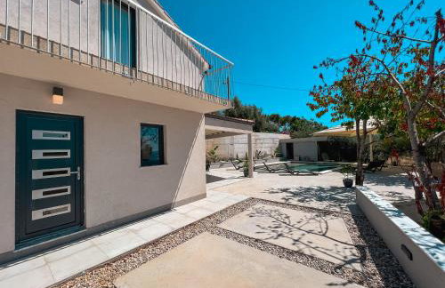 Mediterranean Oasis Seaside Villa with Pool - Foto 21