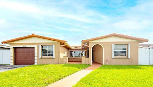 Stunning Lake-Front Villa with Pool & Spa - Foto 2