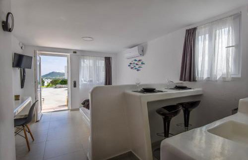 Irini's B & W house with jacuzzi - Photo 11