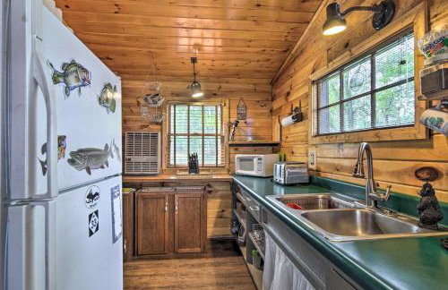 Lake Livin Cozy Cabin with Dock, Bar, 2 Kayaks - Foto 8