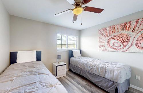 Cozy Spacious Home with Private Backyard and Patio, near shopping - Foto 15