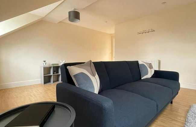 Central top Floor 2-bed Apartment in Swindon - Foto 1