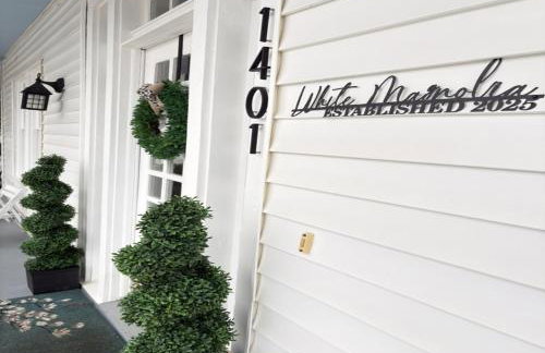 4BR Boutique Coastal Home, Walk to Beach and The Strand, Sleeps 10 - Foto 77