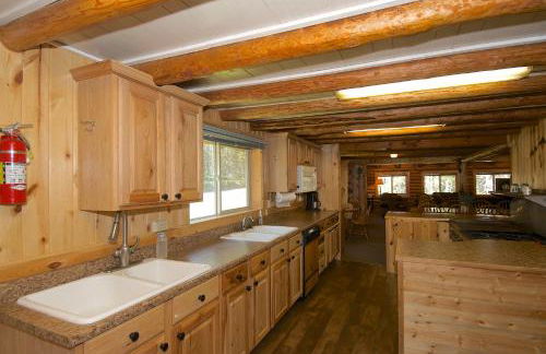 Grey Wolf Retreat by KABINO Sleeps 20 Commercial Kitchen Fire Pit WiFi Bunk Beds - Foto 22