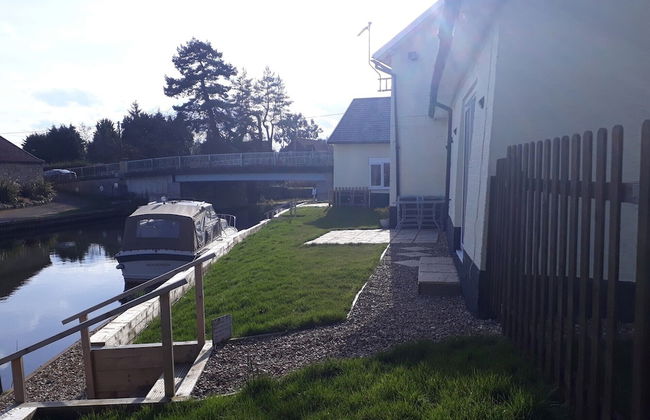 Riverside 2-bed Cottage, Sleeps 3 With Parking - Foto 25