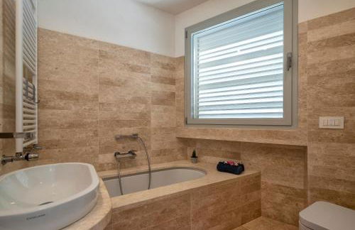 Luxury Seafront Villa with Rooftop Pool & Stunning Sea Views - Foto 51