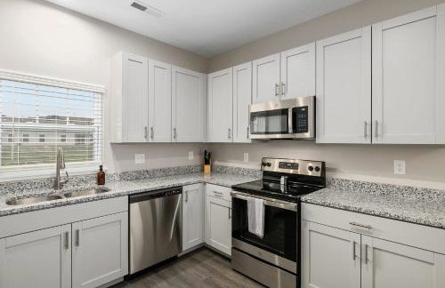 Modern New Build 2BR 2BA Condo w Garage and Patio - Foto 10