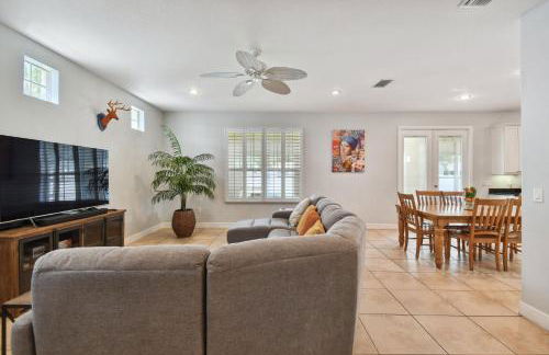 Tampa Private Large House, Game Room & Backyard - Sleeps 12, 4bdr, 3bth, Quiet Community, Near Everything in Tampa & St Pete - Foto 29