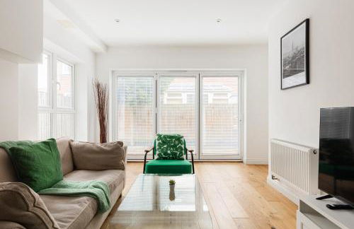 New! Bright 2BR Flat with Patio - Foto 1