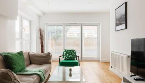 New! Bright 2BR Flat with Patio - Foto 1