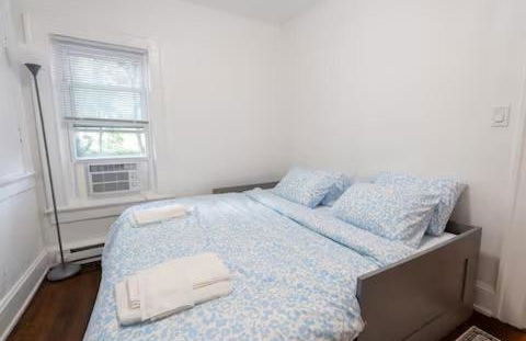 Modern 2-Bedroom House with Free Parking and Convenient Location - Foto 13