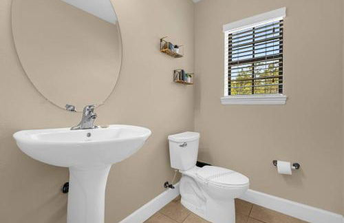 Vibrant 4BR Family Townhome 1 mile from Disney World and Disney Springs - Photo 60