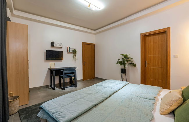 Lighthouse Signature Suites - Photo 10