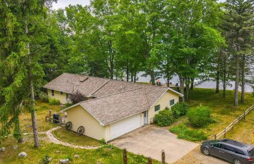 Waterfront Torch Lake Cottage with Dock and Fire Pit! - Foto 33