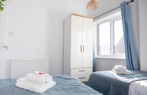 BOHO BEACH HOUSE- SLEEPS 8- 2 MIN DRIVE FROM BOSCOMBE PIER- SUPERFAST WiFi- FLAT SCREEN SMART TV- FREE ON STREET PARKING! - Photo 14