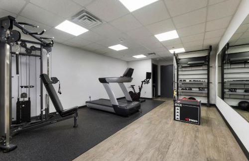 Snappy loft style 2BR I Gym I Parking I Workspace - Photo 21