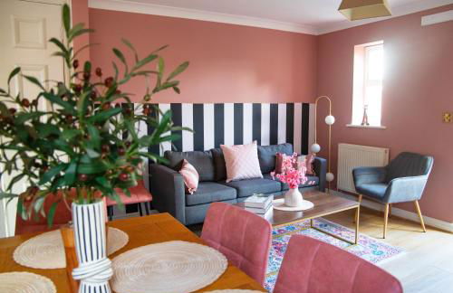 4x Bed Elegant Home with Parking - Photo 1