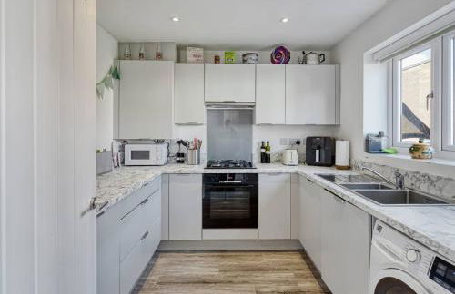 Modern Manchester House with Airport Links - Pass the Keys - Photo 9