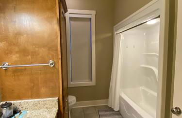 Paradise Point - 4BR Lakefront Haven Dock, Kayaks, & Cozy Firepit - Foto 46