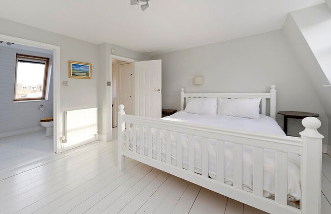 Fulham 4-bed House & Garden Near Tube - Photo 6