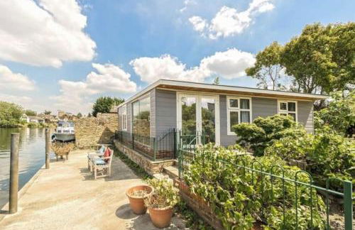 RIVER RETREAT- near Holloway U, Thorpe Park and Heathrow airport - Foto 1