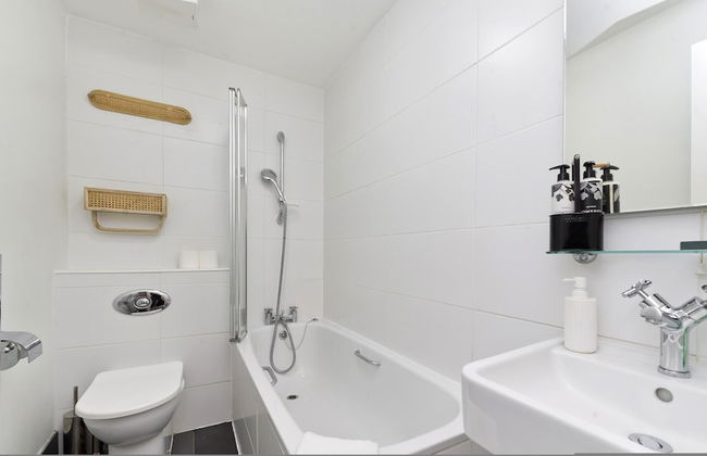 Bright one Bedroom Apartment With Balcony in Maida Vale by Underthedoormat - Foto 14