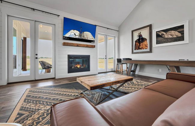 New Luxury Texas Farmhouse - Photo 49