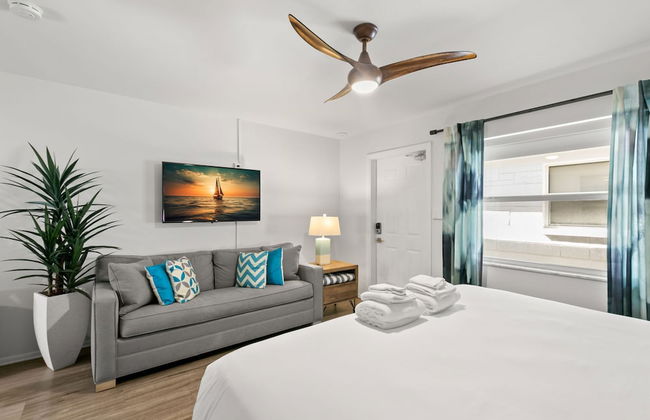 Studio w/ King Bed Heated Pool, Steps to Beach! - Foto 8