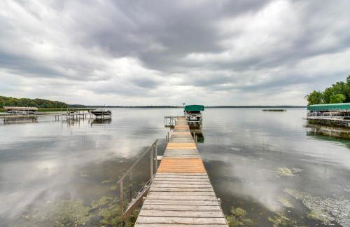 Lakefront Isle Escape with Dock and Fire Pit! - Foto 26