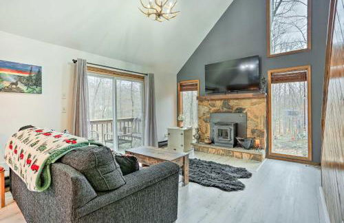 4 Mi to Tubing Cozy Bushkill Cabin with Deck! - Foto 3