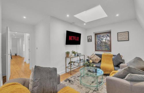 2 Bedroom Flat By Key Light Properties Short Lets & Serviced accommodation two minutes walk from Canada Water Station - Great for Contractors, Group and Family - Foto 45