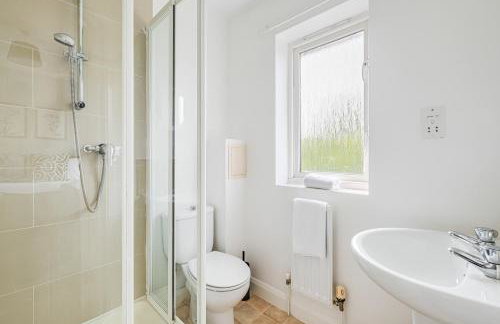 Modern & comfortable 4 bed house - Photo 9