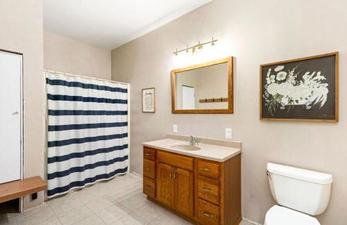 Great Falls Luxe Haven 4BR Gym Office and Hot Tub - Foto 56