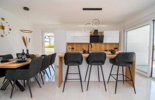 Villa Mina with a private pool in Pula - Photo 13