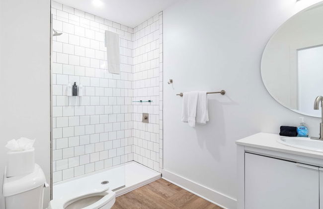 Dual Bachelor Pads w/ Rooftop Lounge & Games Sleeps 26 5 Min to Broadway - Foto 38