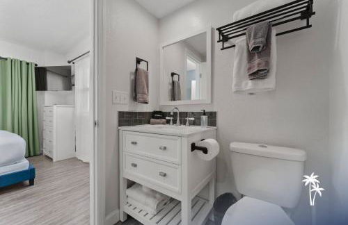 Lake View Top Floor 2 Bed 2 Bath Condo with Balcony - Foto 29