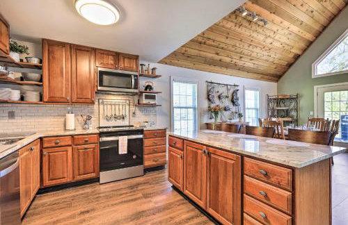 Lakefront Eatonton Home Boat Dock and Fire Pit - Foto 7