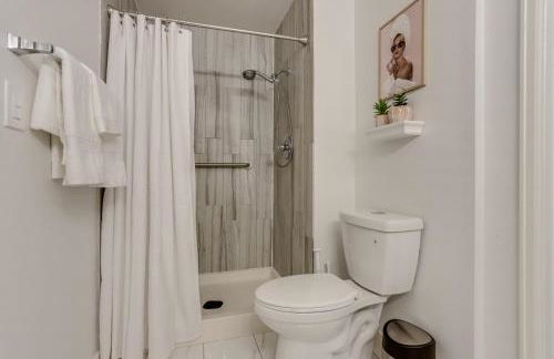 Pop Art Oasis with Karaoke Mini Golf Hot Tub and Pool - Photo 32