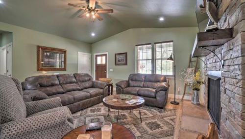 Modern Retreat with Deck Walk to White River! - Foto 2